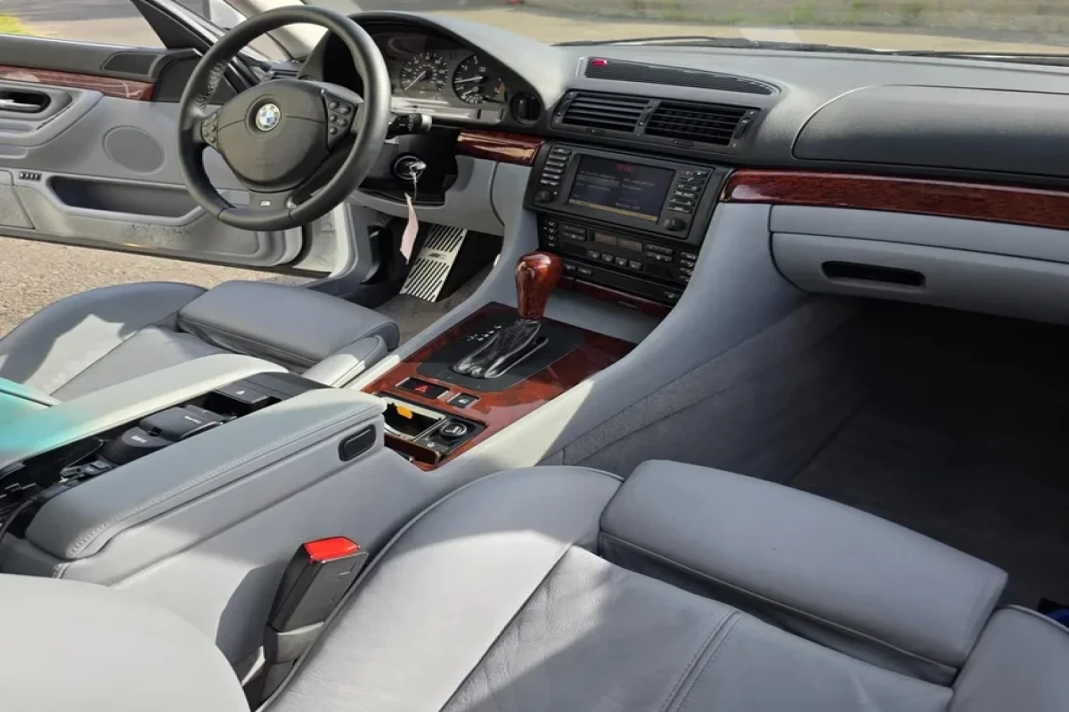 В США продают «капсулу времени» — BMW 7 Series с пробегом 16 тыс. км-ФОТО 