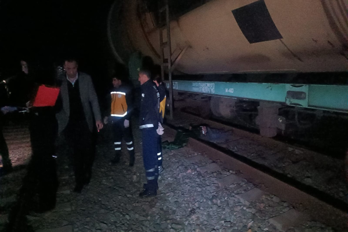 В Товузе поезд сбил насмерть пешехода