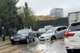 Автомобиль попал в забытую посреди дороги яму «АзериГаз»-ВИДЕО 