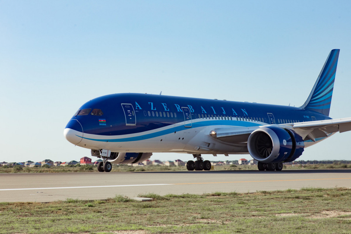 Самолет AZAL, следовавший из Санкт-Петербурга в Баку, вернулся в аэропорт вылета