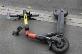 В Баку водитель скутера проехал на "красную" и попал под машину -ВИДЕО 