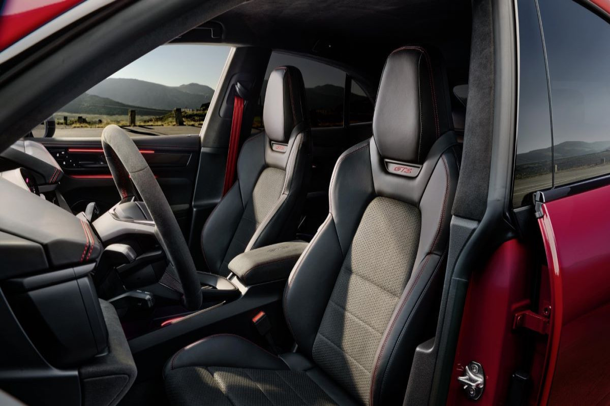 Porsche представила спортивную версию Macan GTS-ФОТО 