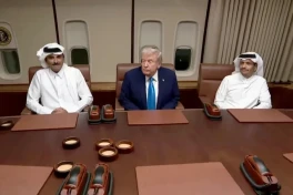 Трамп встретился с эмиром Катара на борту своего самолета
