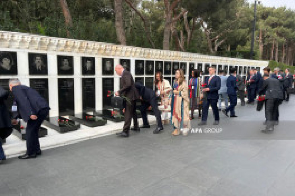 Участники парламентской конференции посетили Аллею шехидов-ФОТО