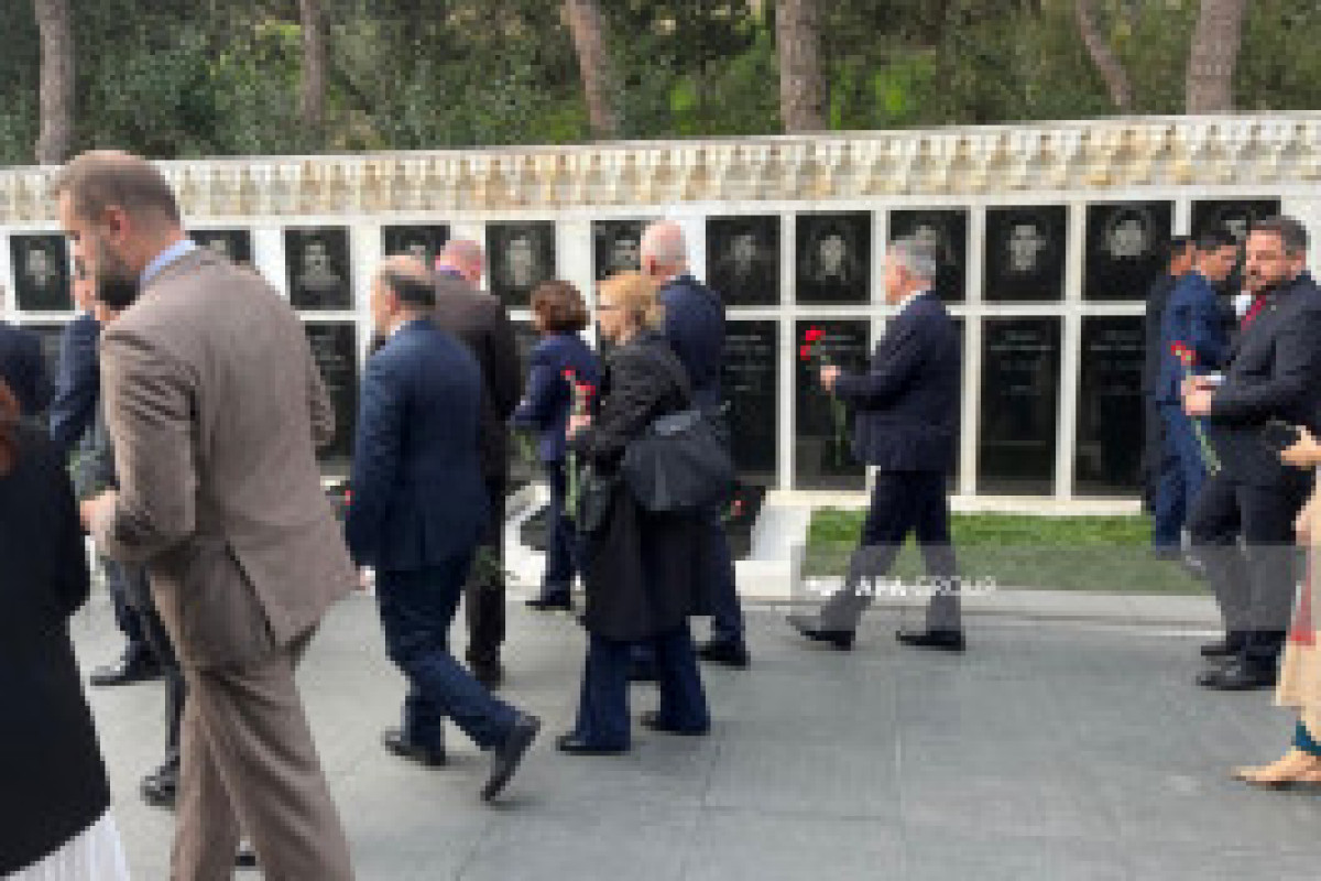 Участники парламентской конференции посетили Аллею шехидов-ФОТО