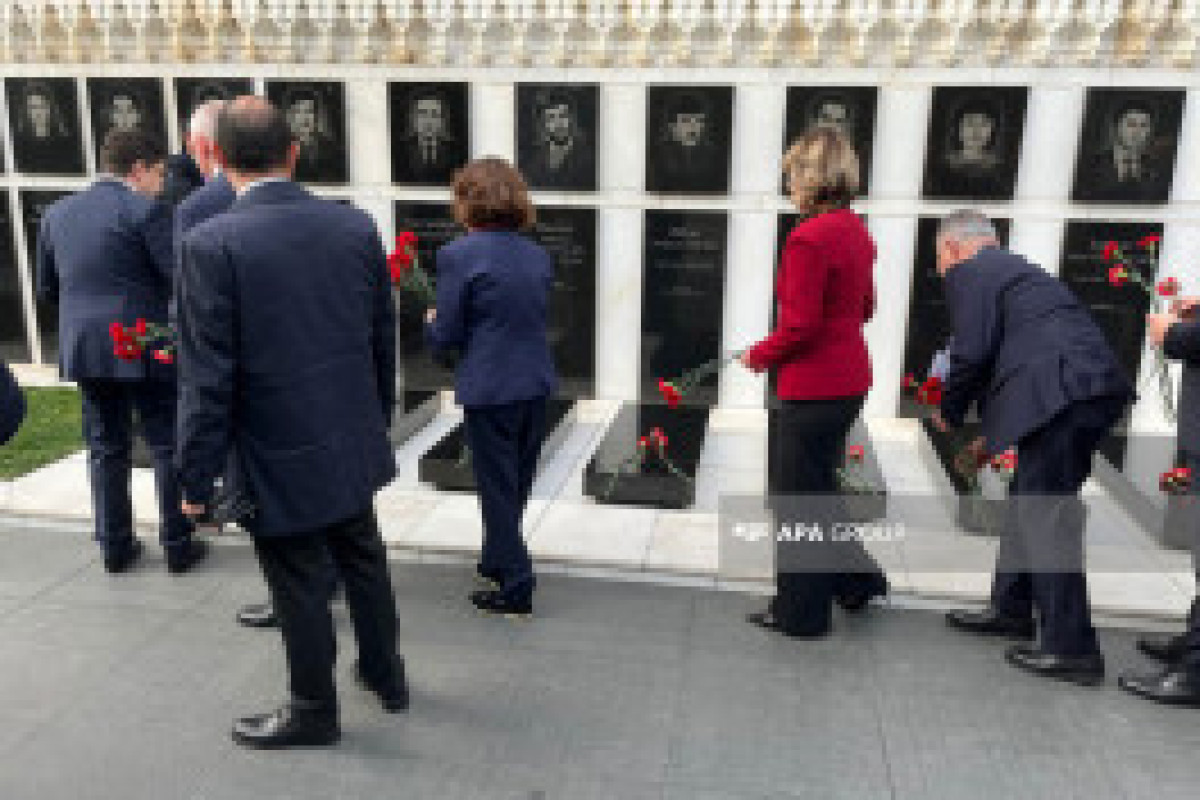 Участники парламентской конференции посетили Аллею шехидов-ФОТО