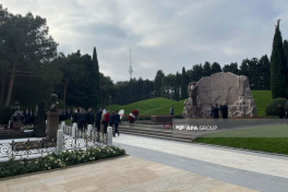 Участники парламентской конференции посетили Аллею шехидов-ФОТО