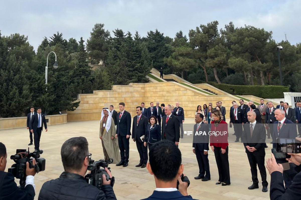 Участники парламентской конференции посетили Аллею шехидов-ФОТО