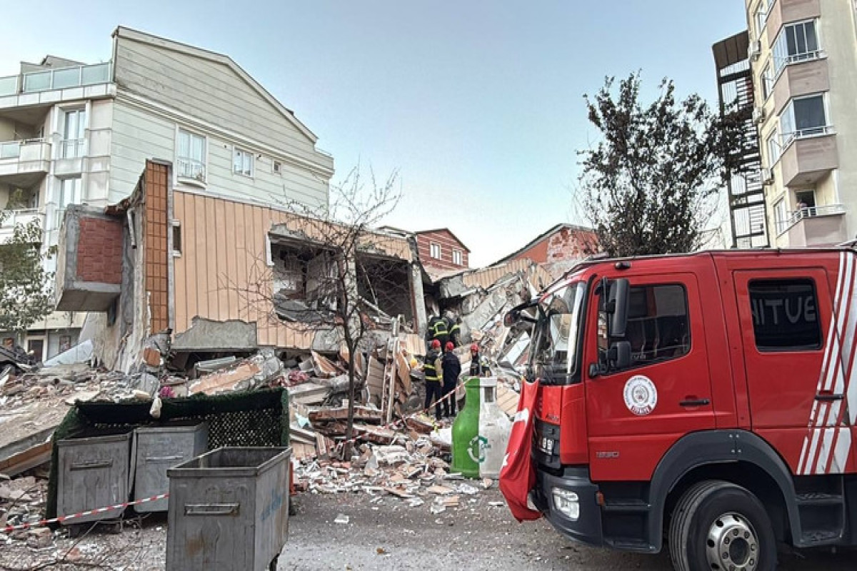 В Турции рухнул жилой дом: под завалами остаются люди-ФОТО