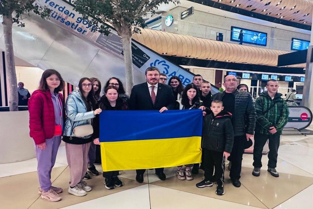 Азербайджан принял еще 12 детей из Украины