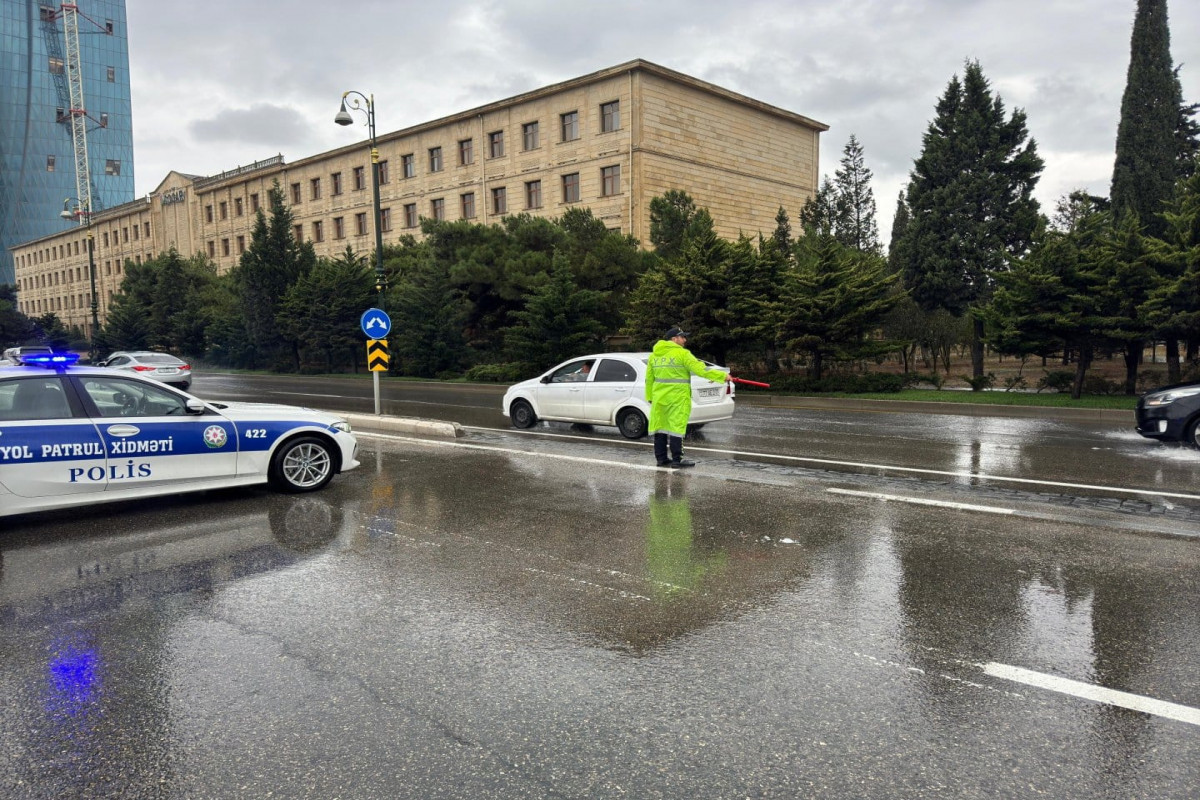 Дорожная полиция обратилась к водителям и пешеходам в связи с дождливой погодой