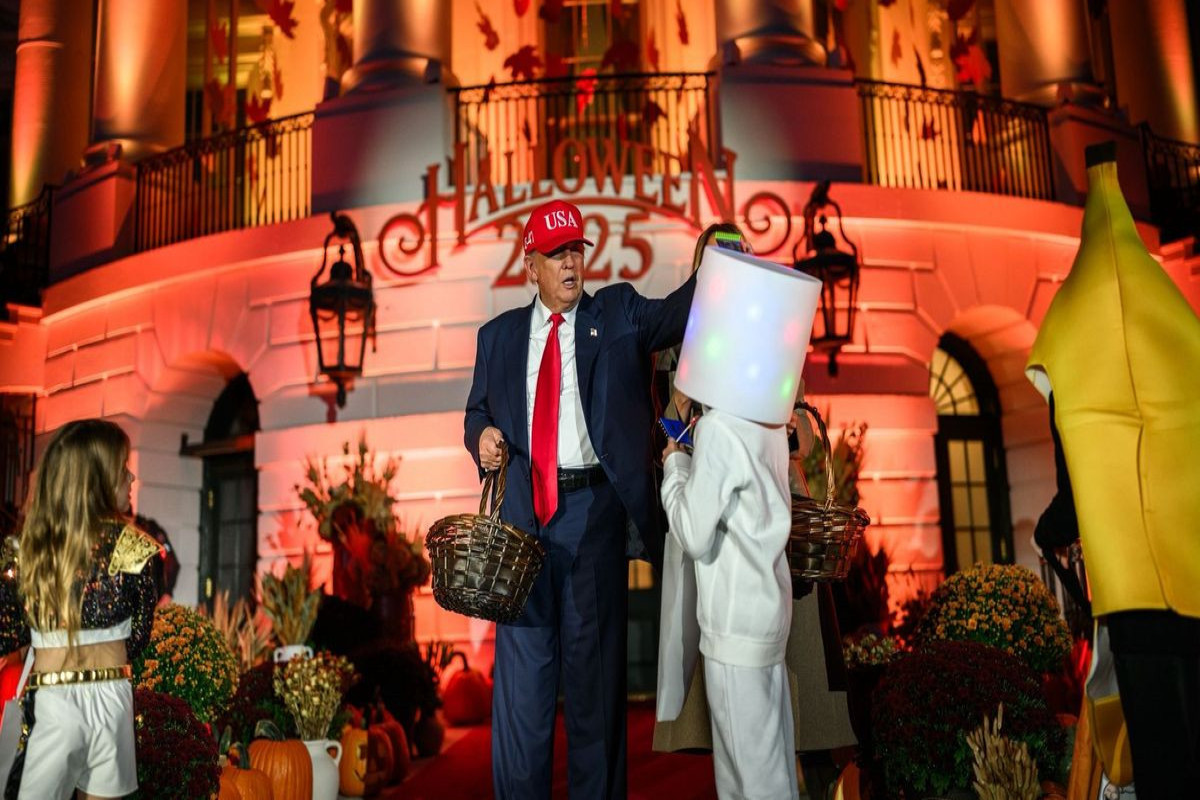 Дональд и Меланья Трамп устроили Хэллоуин в Белом доме-ФОТО