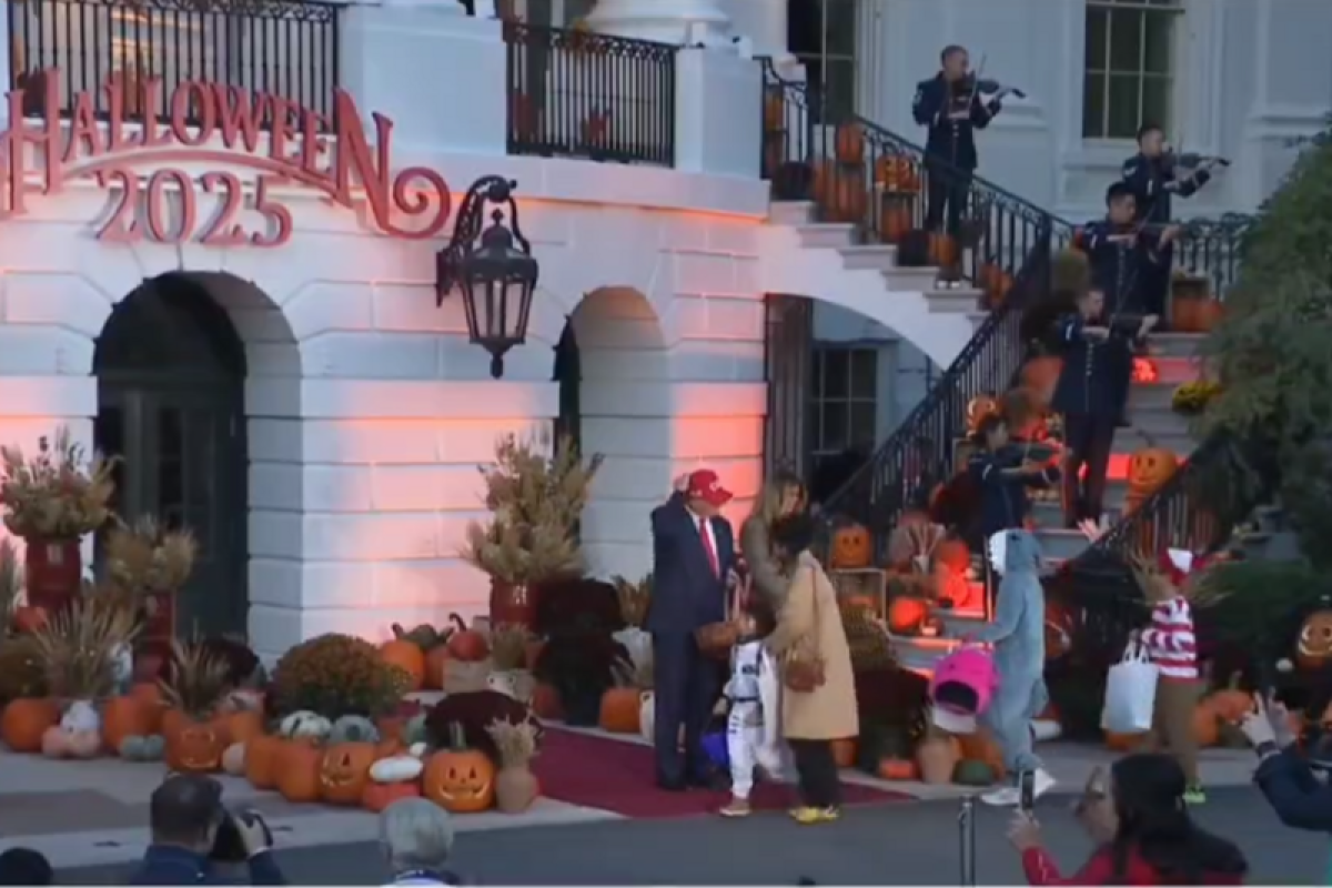 Дональд и Меланья Трамп устроили Хэллоуин в Белом доме-ФОТО