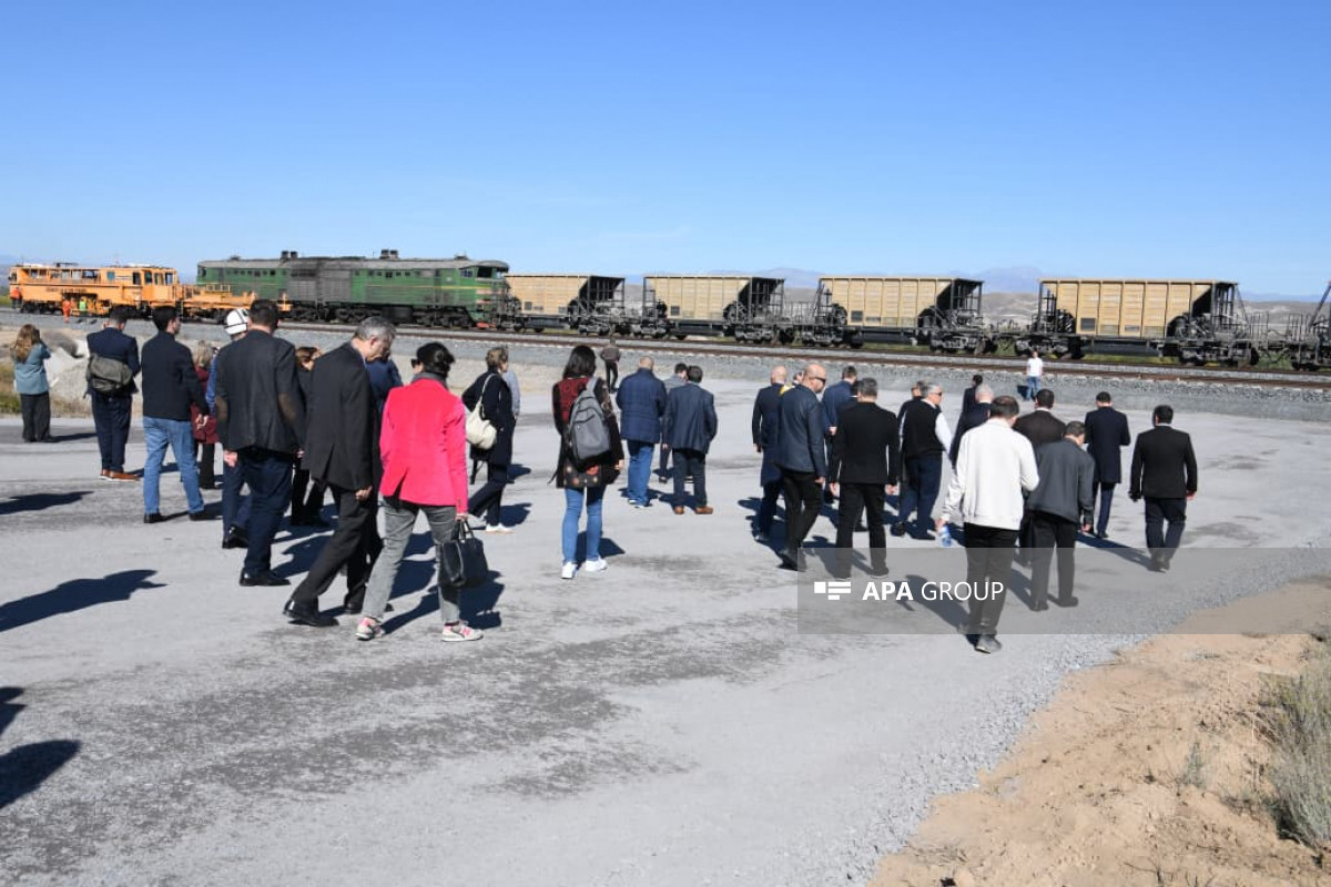 Представители дипкорпуса на железнодорожной станции Хакари-ФОТО -ВИДЕО