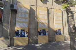 В Баку изуродовали историческое здание рекламными щитами -ВИДЕО