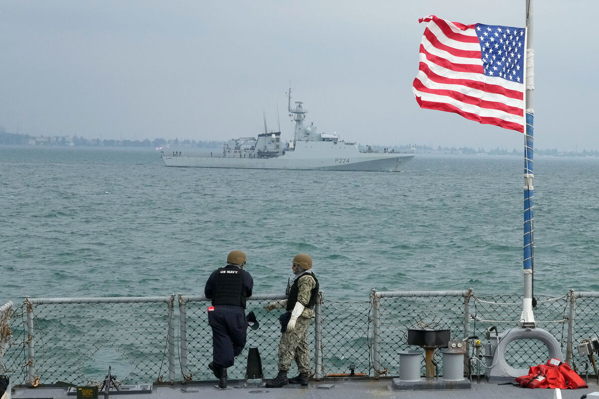 Самолеты Венесуэлы приблизились к кораблю ВМС США в международных водах