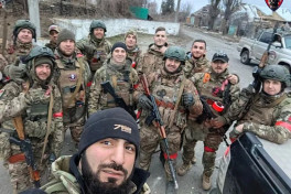 Грапарак: Карабахские армяне покидают Армению и идут воевать за Россиию 