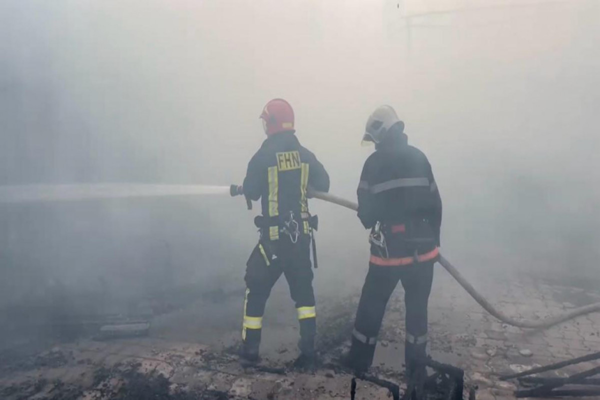 В Биби-Эйбате потушен пожар: пострадала часть центра отдыха