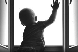 В Гяндже 3-летний мальчик выпал с 7 этажа