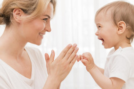 Исследование: жесты родителей играют ключевую роль в развитии ребенка