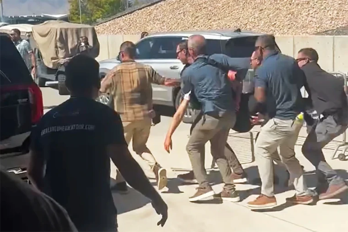 NBC показало видео первых минут после выстрела в Кирка
-ВИДЕО