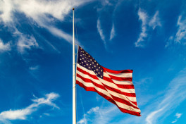 В связи с убийством политического активиста в США флаги были приспущены до половины