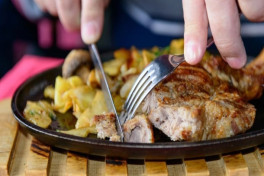 Шведские ученые: мясо и газировка ускоряют развитие деменции