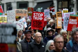 В Великобритании тысячи людей вышли на акцию против визита Трампа