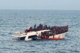 Всего 13 человек выжили после крушения лодки с беженцами у берегов Ливии