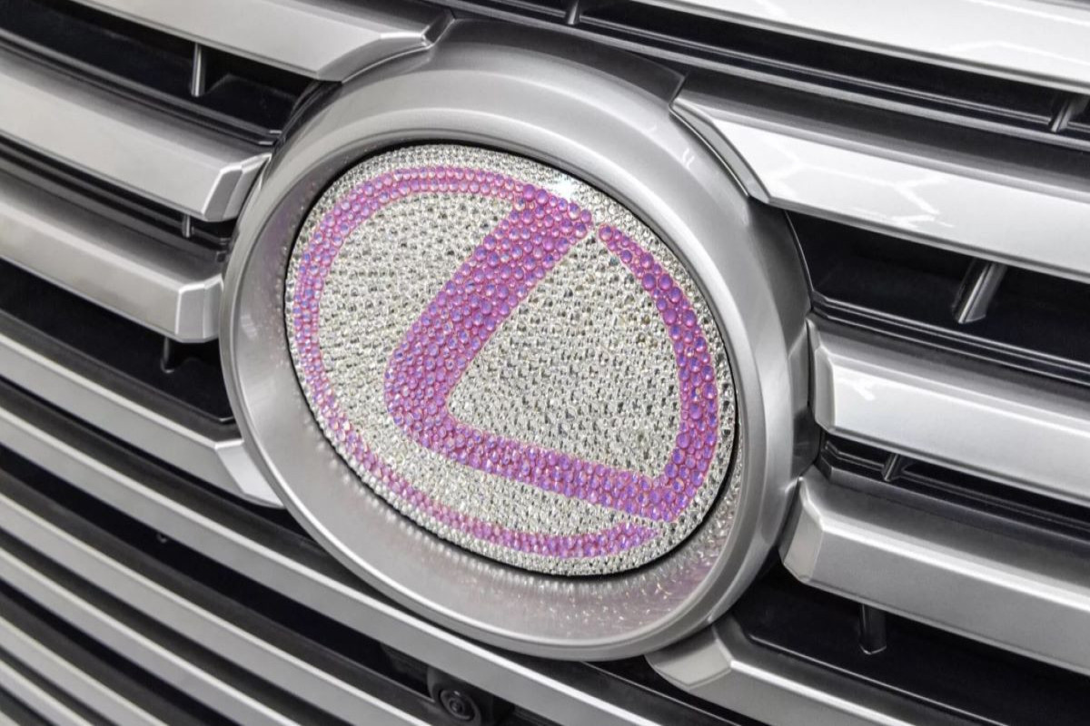 Lexus показал самый гламурный внедорожник в истории