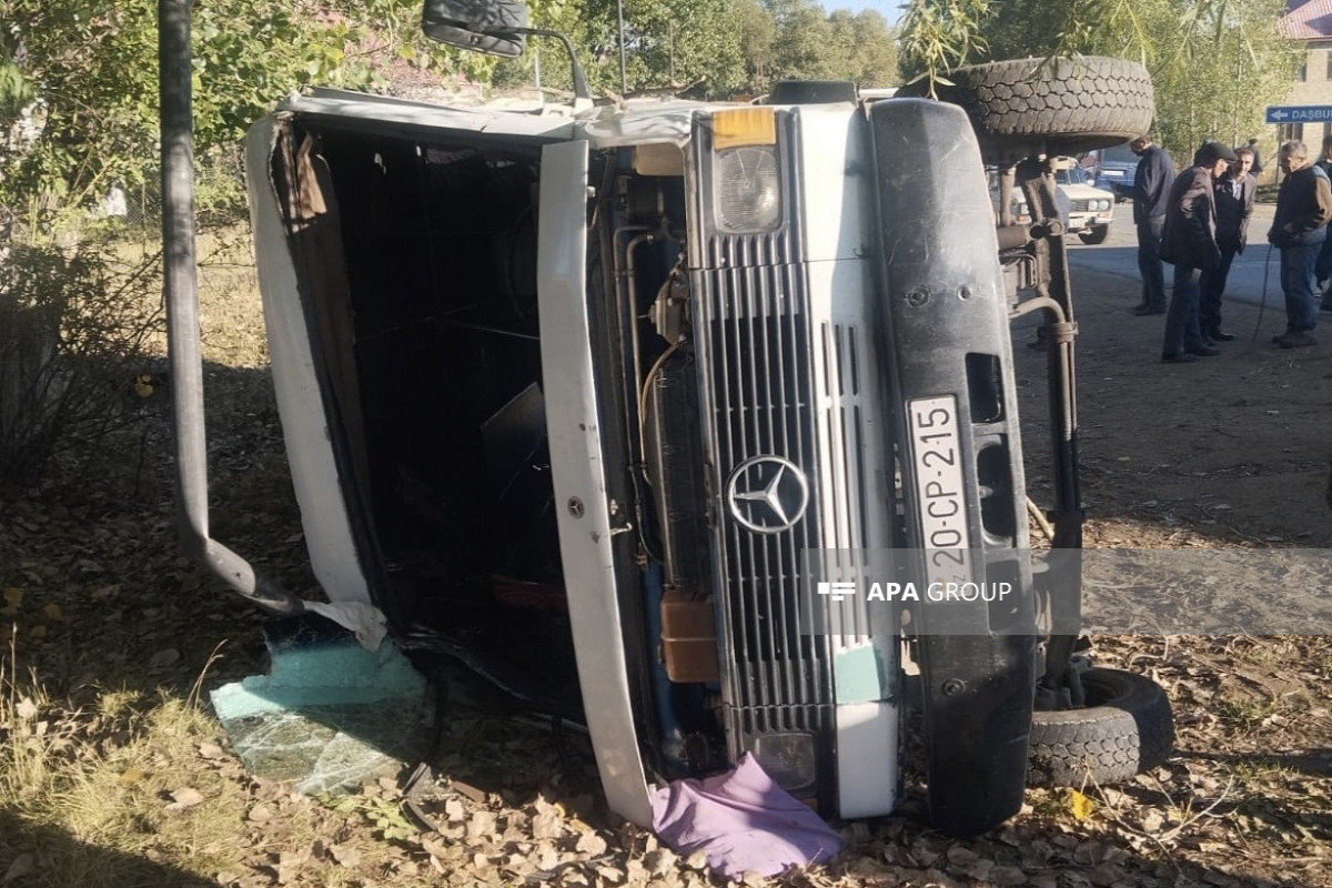 Автобус, перевозивший учителей, перевернулся на трассе в Азербайджане