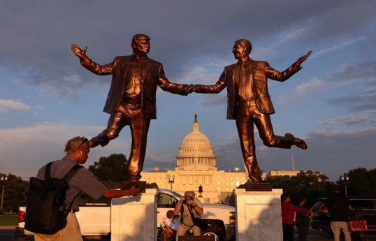 В Вашингтоне появился провокационный памятник Трампу и Эпштейну