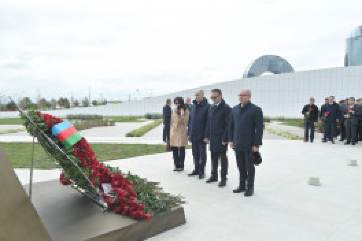 Министерство науки и образования почтили память шехидов в Парке Победы-ФОТО 