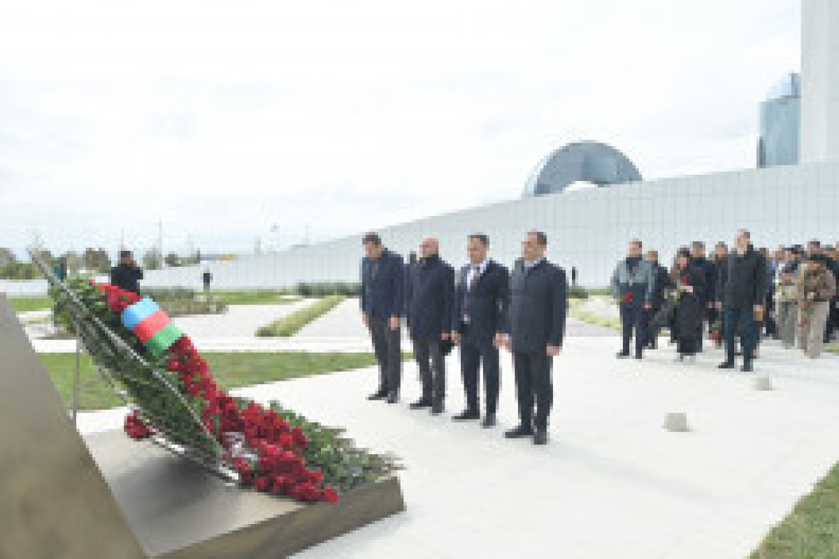 Министерство науки и образования почтили память шехидов в Парке Победы-ФОТО 