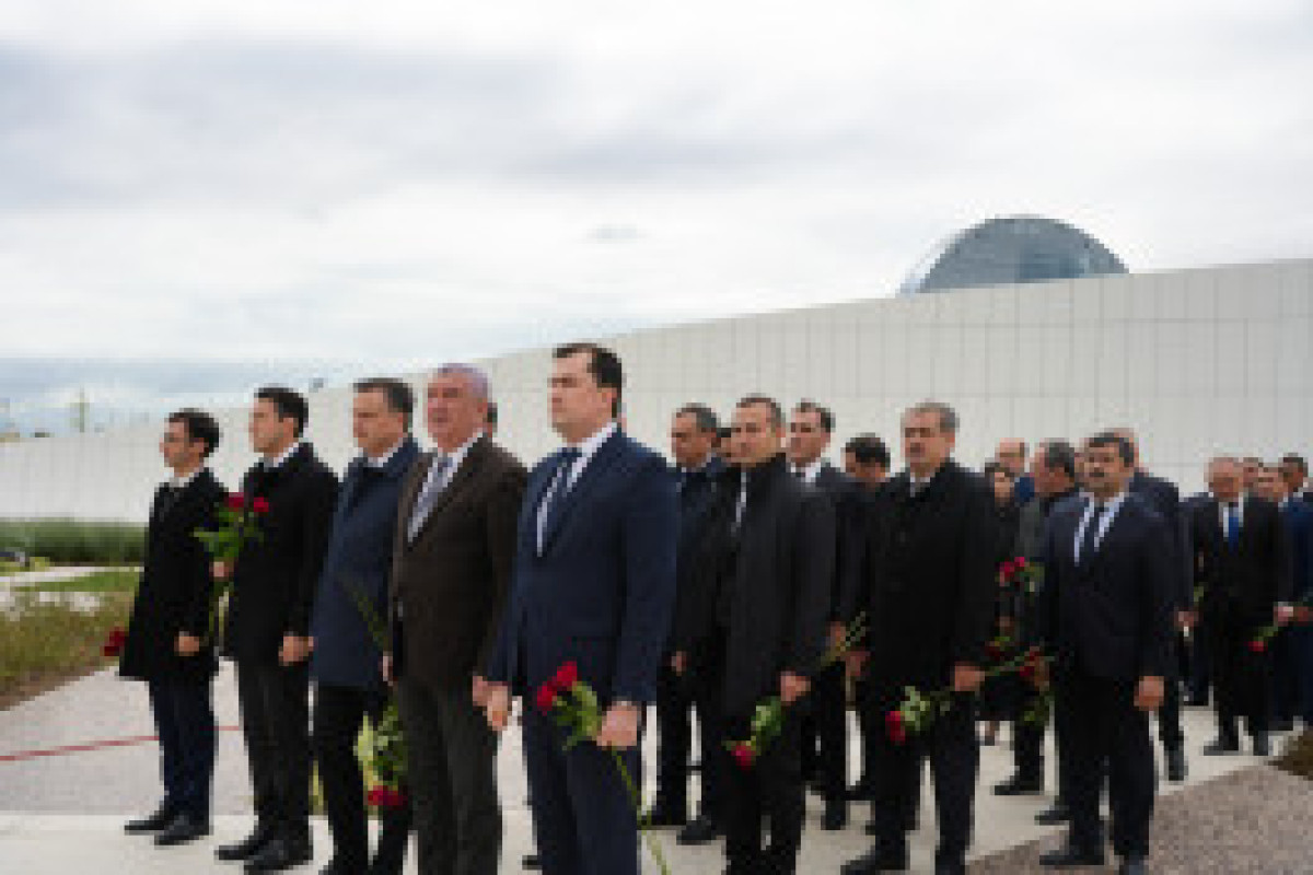 В День памяти руководство Министерства юстиции возложило цветы к Монументу Победы-ФОТО 