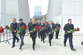 Министерство науки и образования почтили память шехидов в Парке Победы-ФОТО 