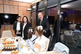 Президент и первая леди встретились в Гяндже с детьми шехидов-ВИДЕО 