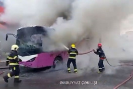 В Сумгайыте полностью сгорел пассажирский автобус -ВИДЕО 