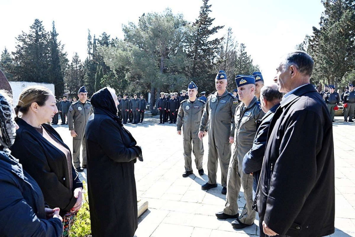 В Азербайджане почтили память военных летчиков, погибших в Апрельских боях-ФОТО 
