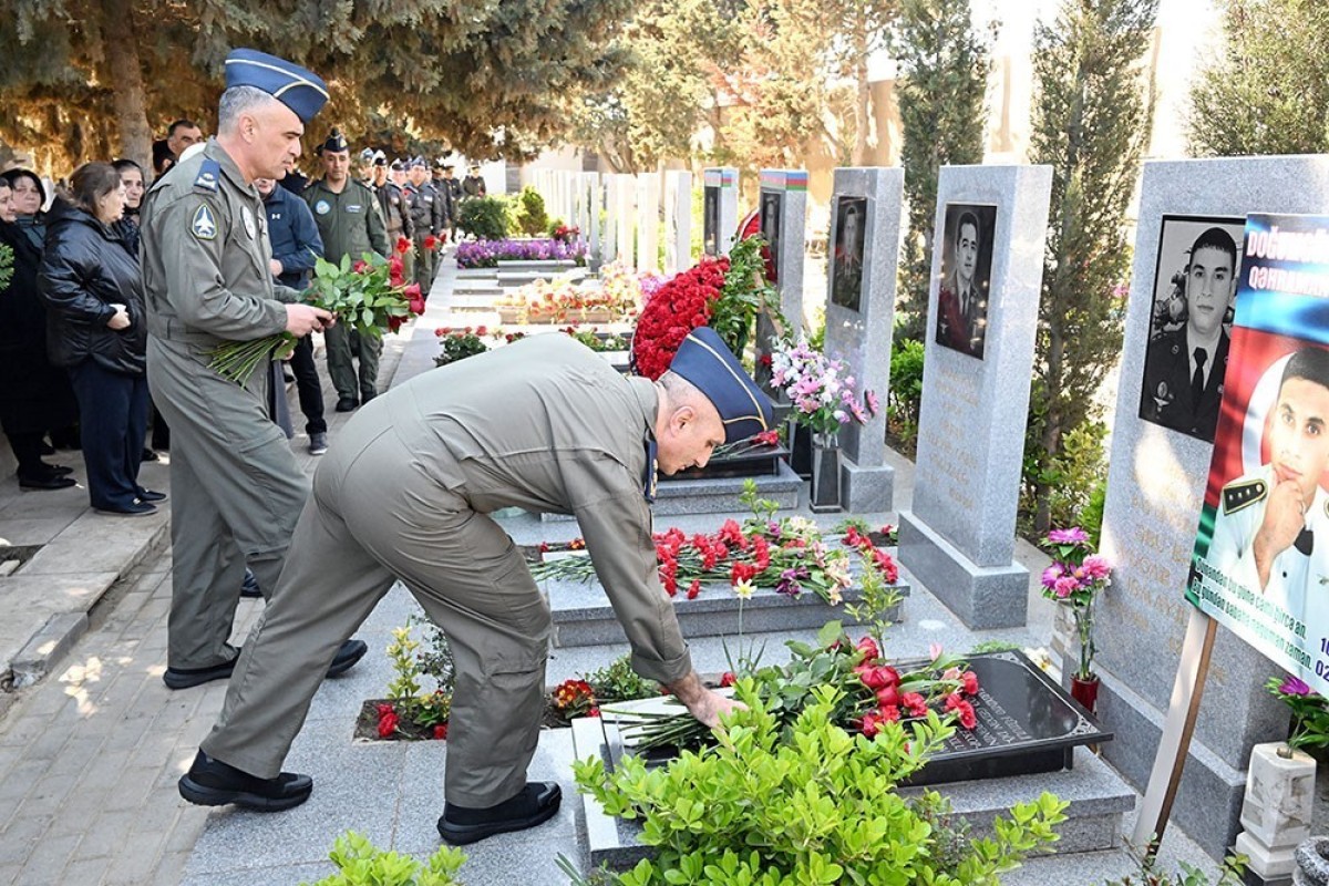 В Азербайджане почтили память военных летчиков, погибших в Апрельских боях-ФОТО 