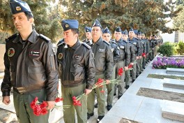В Азербайджане почтили память военных летчиков, погибших в Апрельских боях-ФОТО 