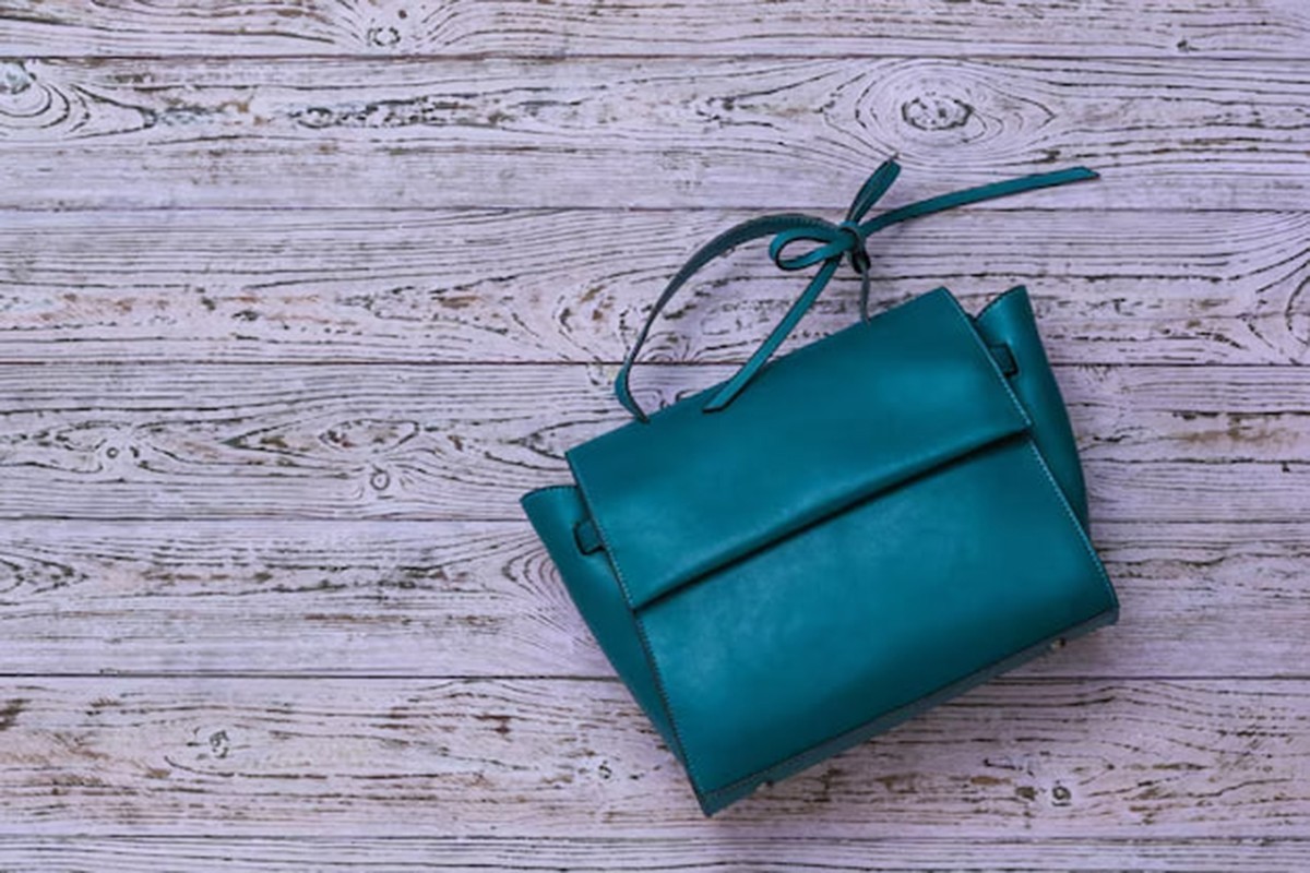 В Нидерландах продадут сумку из материала на основе тканей динозавра за €500 тыс.