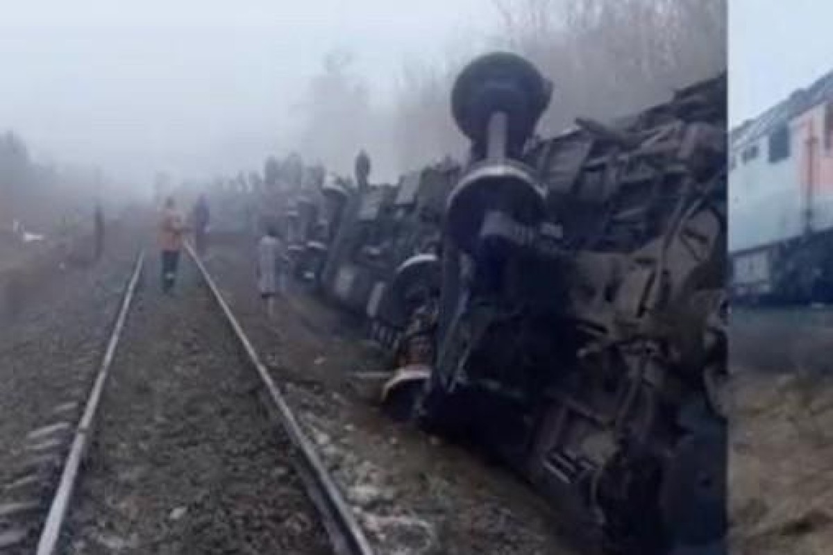 Семь вагонов пассажирского поезда сошли с рельсов в России-ВИДЕО 