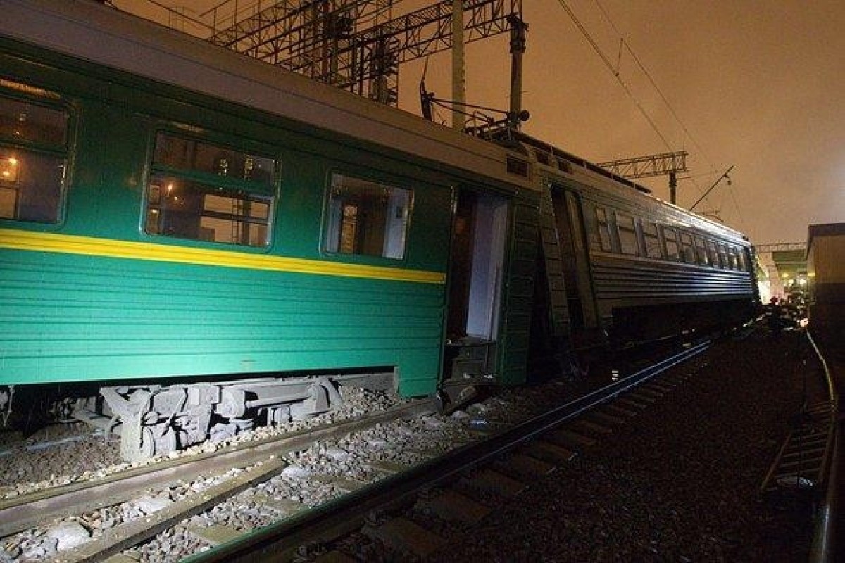 Семь вагонов пассажирского поезда сошли с рельсов в России-ВИДЕО 