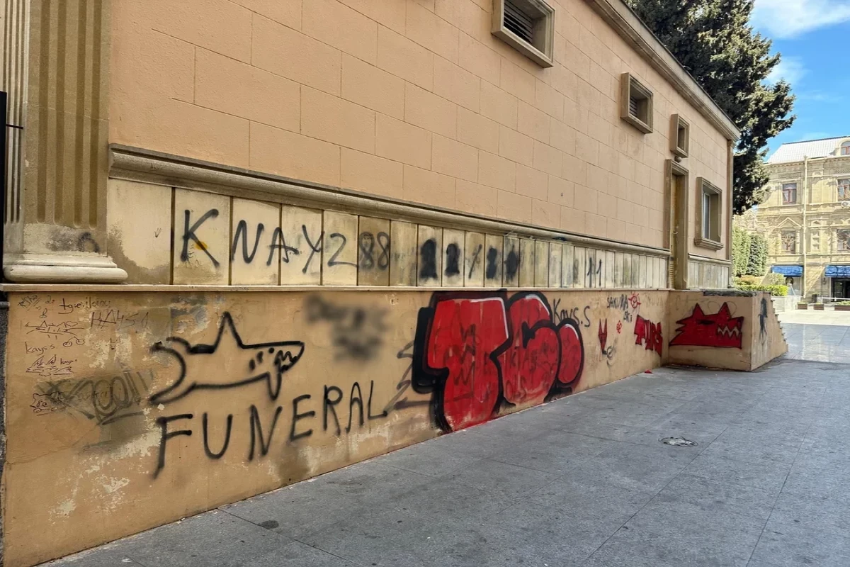 Киноцентр «Низами»: стрит-арт или элементарный вандализм - ПРОБЛЕМА 