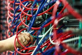 Минцифры и ФСБ усилят контроль за операторами связи 