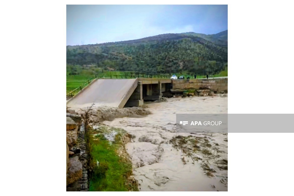 Сильные дожди разрушили мост в Сиязане-ФОТО 