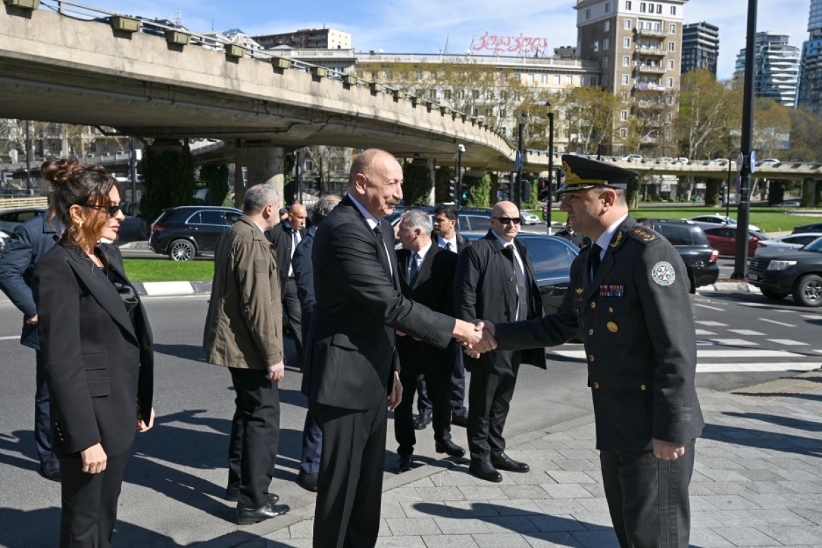 Алиев возложил венок к Мемориалу Героев в Тбилиси-ФОТО -ОБНОВЛЕНО 