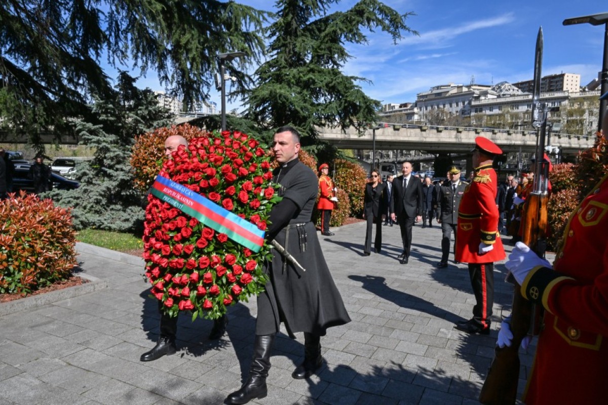 Алиев возложил венок к Мемориалу Героев в Тбилиси-ФОТО -ОБНОВЛЕНО 
