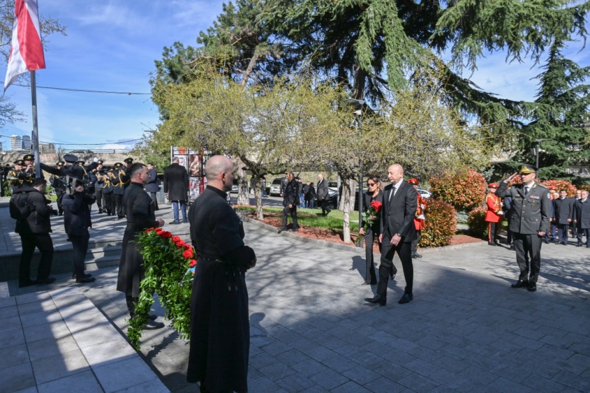 Алиев возложил венок к Мемориалу Героев в Тбилиси-ФОТО -ОБНОВЛЕНО 